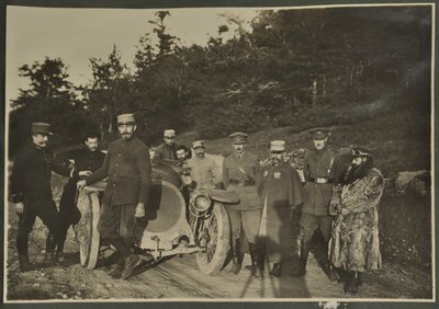 William Lawrence Bragg i Harold Roper jako część grupy z samochodem na górskiej drodze, Wogezy, 1915 autorstwa English Photographer