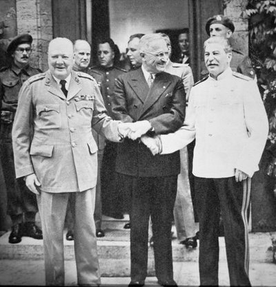 Winston Churchill (1874-1965) Prezydent Truman (1884-1972) i Józef Stalin (1879-1953) ściskający sobie ręce na konferencji poczdamskiej, lipiec 1945 r. (zdjęcie czarno-białe) autorstwa English Photographer