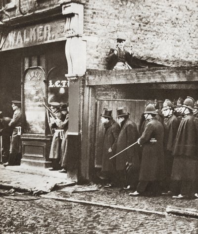 Winston Churchill podczas oblężenia ulicy Sydney, Londyn 1911 (zdjęcie czarno-białe) autorstwa English Photographer