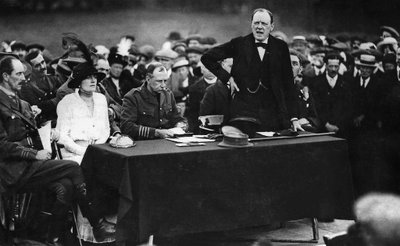 Winston Churchill podczas przemówienia w Enfield, Anglia autorstwa English Photographer