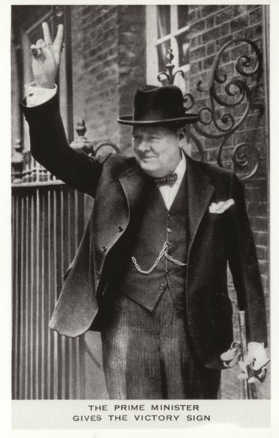 Winston Churchill wykonujący znak zwycięstwa przed 10 Downing Street, 5 czerwca autorstwa English Photographer