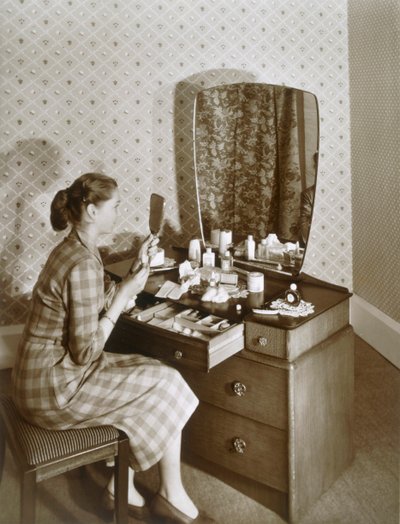 Kobieta przy swojej toaletce, ok. 1955. autorstwa English Photographer