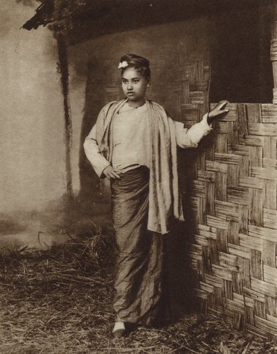 Kobieta pochodzenia mongolskiego w wiosce w Birmie (zdjęcie czarno-białe) autorstwa English Photographer