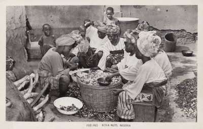 Kobiety obierające orzechy kola, Nigeria (zdjęcie czarno-białe) autorstwa English Photographer