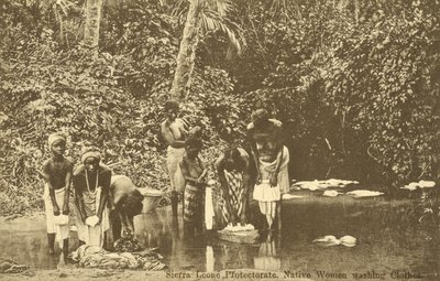 Kobiety piorące ubrania w rzece, Sierra Leone (zdjęcie czarno-białe) autorstwa English Photographer