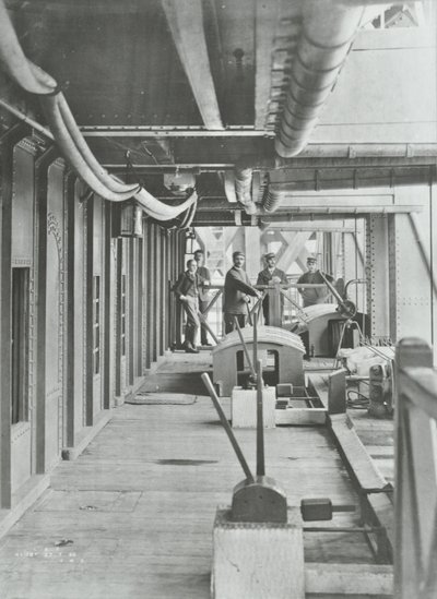 Woolwich Ferry: platforma dźwigni hydraulicznej północnego pontonu, 1896 r autorstwa English Photographer