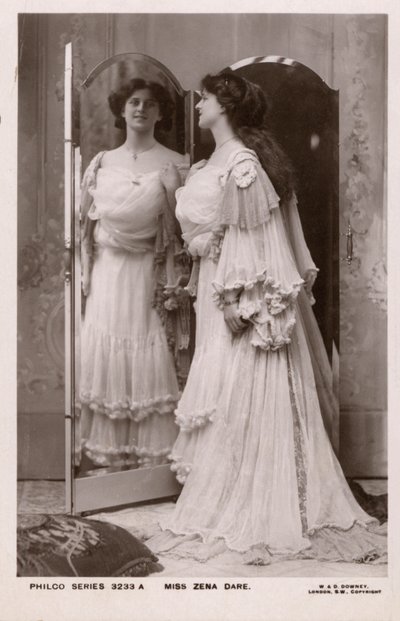 Zena Dare, angielska piosenkarka i aktorka (zdjęcie czarno-białe) autorstwa English Photographer