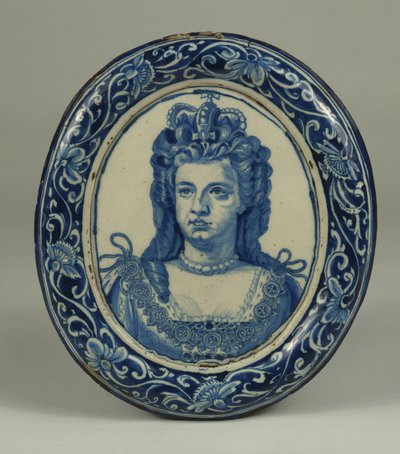 Niebiesko-biała owalna królewska plakietka przedstawiająca królową Annę Delft, prawdopodobnie Londyn, ok. 1705 r. autorstwa English School