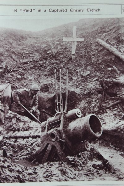Znalezisko w schwytanym okopie wroga, 1914-18 autorstwa English School
