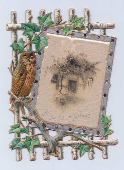 Wiktoriańska wycinana kartka bożonarodzeniowa przedstawiająca sową obok obrazu przedstawiającego dom na siatce, ok. 1880 r. (kolor lito) autorstwa English School