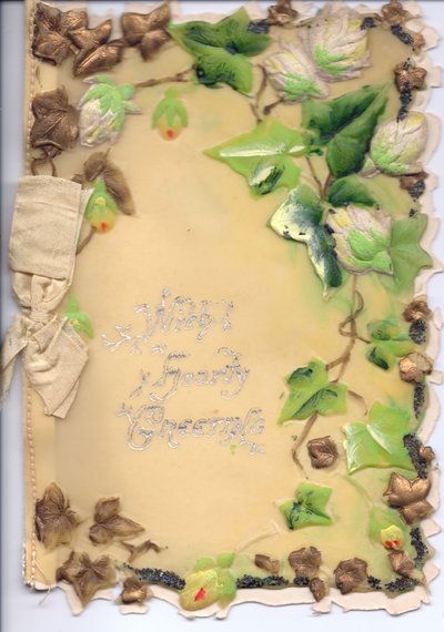Plastikowa kartka z życzeniami z tłoczonym złoto-zielonym bluszczem i beżową kokardką, ok. 1910 r. autorstwa English School