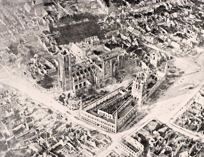 Widok z lotu ptaka na Ypres w 1915 po pierwszej i drugiej bitwie pod Ypres, z 