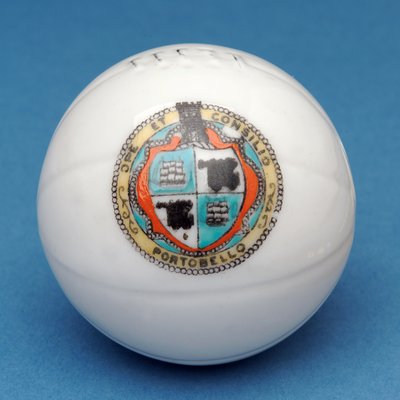 Herbarz pamiątkowy miniaturowy futbol z ozdobnym transferem tarczy Portobello (ceramiczny) autorstwa English School