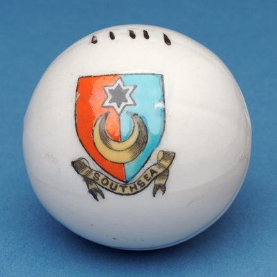 Herbarz pamiątkowa miniaturowa piłka nożna z przeniesieniem herbu Southsea (ceramika) autorstwa English School