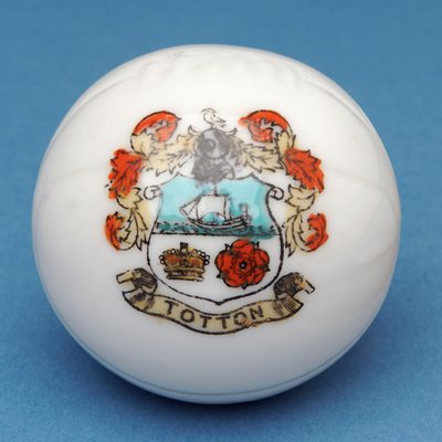 Herbarz pamiątkowy miniaturowy futbol z przeniesieniem herbu Totton (ceramiczny) autorstwa English School