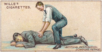 Sztuczne oddychanie, metoda Schafersa, nr 25 z serii kartek Willss Cigarettes z serii Pierwsza pomoc, 1913 autorstwa English School