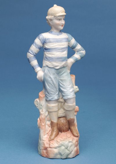 Biskowa figura chłopca piłkarza w niebiesko-białym stroju w paski, ok. 1890 (ceramika) autorstwa English School