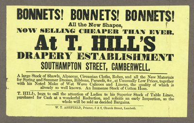 Czapki! Czapki! Czapki! w T Hills, Southampton Street, Camberwell, Londyn autorstwa English School