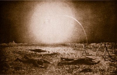 Złapany w blasku niemieckiego pocisku wytwarzającego światło: brytyjski patrol w niebezpieczeństwie między okopami, 1914-19 autorstwa English School
