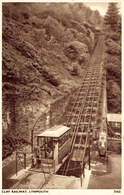 Cliff Railway, Lynmouth (zdjęcie czarno-białe) autorstwa English School