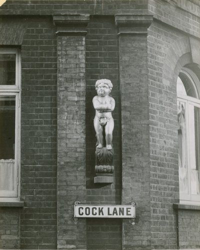 Statua Cock Lane i Fat Boy, czyli Złotego Chłopca; fotografia autorstwa English School
