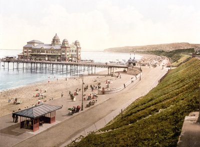 Promenada Colwyn Bay, ze stacji (zdjęcie ręcznie kolorowane) autorstwa English School