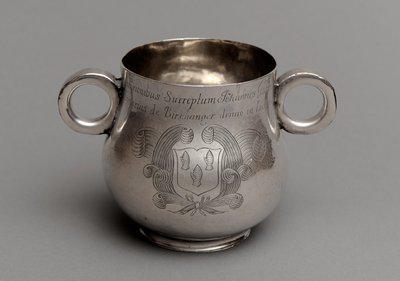 Kubek z dużym brzuszkiem i grubą odlewaną podstawą i parą uchwytów w kształcie wołu, 1675 (srebrny) autorstwa English School