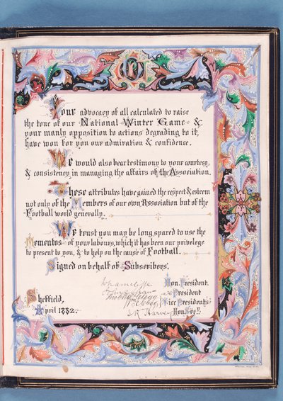 Dedykacja z przemówienia wygłoszonego przez Związek Piłki Nożnej Sheffield do Williama Pierce-Dixa z okazji jego przejścia na emeryturę jako sekretarza, 1882 (atrament na papierze) (zob. także 315162) autorstwa English School