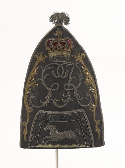 Czapka Grenadier, South Bn, Hampshire Militia, noszona przez porucznika J B Harrisona autorstwa English School