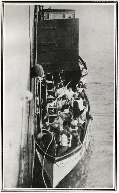 Jak ocaleni z Titanica zostali zabrani przez Karpatię, z „Sfery”, 04 maja 1912 (litografia) (detal 450825) autorstwa English School