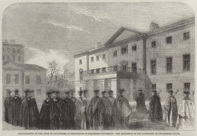 Inauguracja księcia Devonshire na stanowisko kanclerza Uniwersytetu w Cambridge, procesja na dziedzińcu Devonshire House (grafika) autorstwa English School