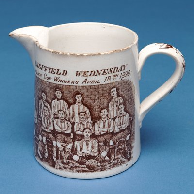 Dzbanek ozdobiony drużyną Sheffield Wednesday, 1896 (ceramika) autorstwa English School
