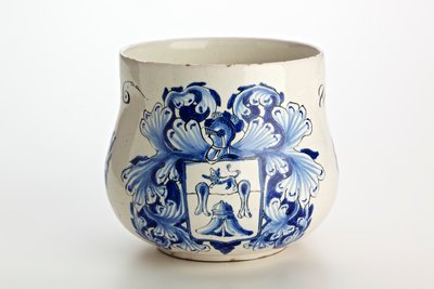 Londyński puchar ślubny, 1688 (ceramika glazurowana cyną) autorstwa English School