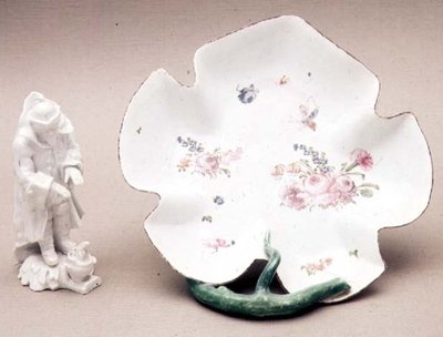 Naczynie z liści Longton Hall, Trembly Rose, 1755 i figura Winter, 1758 (porcelana) autorstwa English School