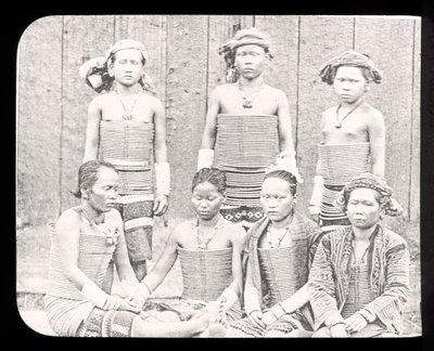 Magiczna latarnia Slajd przedstawiający kobiety z plemienia Sea Dyas, Borneo ok. 1900 autorstwa English School