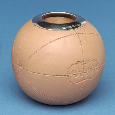 Uchwyt na zapałki w kształcie piłki nożnej, Doulton & Co., Lambeth (ceramiczny) autorstwa English School