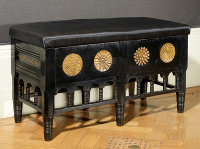 Ottoman, ok. 1870 (ebonized, malowane i pozłacane drewno) autorstwa English School