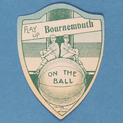 Play Up Bournemouth, karta Baines w kształcie tarczy i dwóch piłkarzy siedzących na dużej piłce nożnej, 1888-89 autorstwa English School