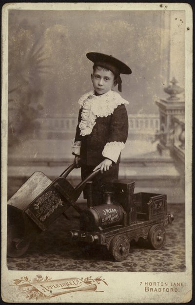 Portret młodego chłopca pozującego z wózkiem autorstwa English School