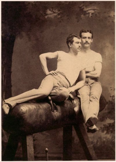 Portret dwóch gimnastyczek pozujących na pomoście ok. 1899 r. (zdjęcie czarno-białe) autorstwa English School