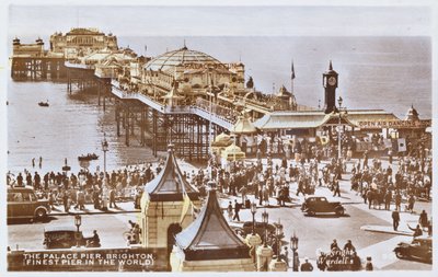 Pocztówka przedstawiająca molo Palace w Brighton (po kolorowym zdjęciu) autorstwa English School