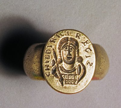 Replika elektrotypu pierścienia Childerics Ring, 1831 (metal) autorstwa English School