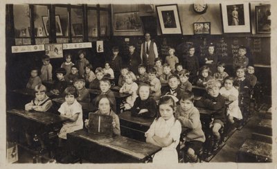 Schulkinder in ihrem Klassenzimmer von English School