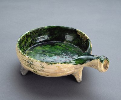Patelnia z zieloną glazurą i wydrążoną rączką (ceramiczna) autorstwa English School