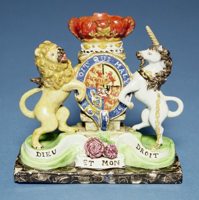 Wazon na przelew w formie Royal Arms na cokole z czarnego marmuru, Walton autorstwa English School