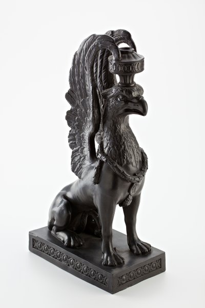 Staffordshire Wedgwood bazaltowy świecznik w formie gryfa, ok.1771-80 (wyrób bazaltowy) autorstwa English School