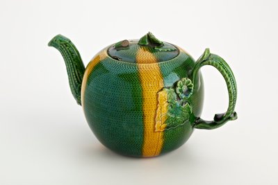 Czajnik Staffordshire z uchwytem i dziobkiem z kraba, 1750 (ceramika emaliowana ołowiem) autorstwa English School