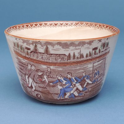 Cukiernica z nadrukiem nadruku wczesnego meczu piłki nożnej (ceramiczna) autorstwa English School