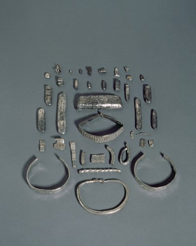 Skarb Cuerdale, skarb anglosaski i wikingów, znaleziony na nabrzeżu rzeki Ribble przy Cuerdale Hall, niedaleko Preston, Lancashire, data końcowa 901-5 AD (srebro) autorstwa English School