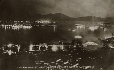 Port nocą w kierunku Kowloon, Hongkong, z albumu fotografii odnoszących się do służby Pte H. Chick, 1940 autorstwa English School